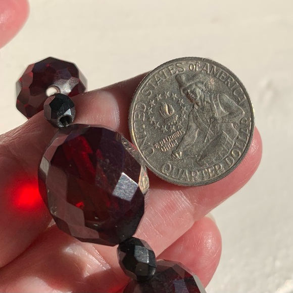 Vintage Faceted Cherry and Black Graduated Bakelite Necklace TESTED 28.35 grams - Picture 8 of 8